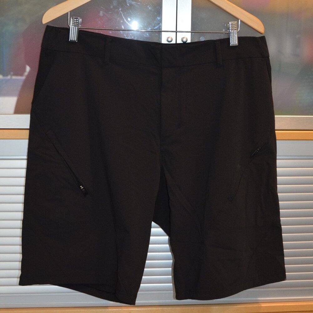 Lululemon Men's ABC Classic Fit 9" black short size 38